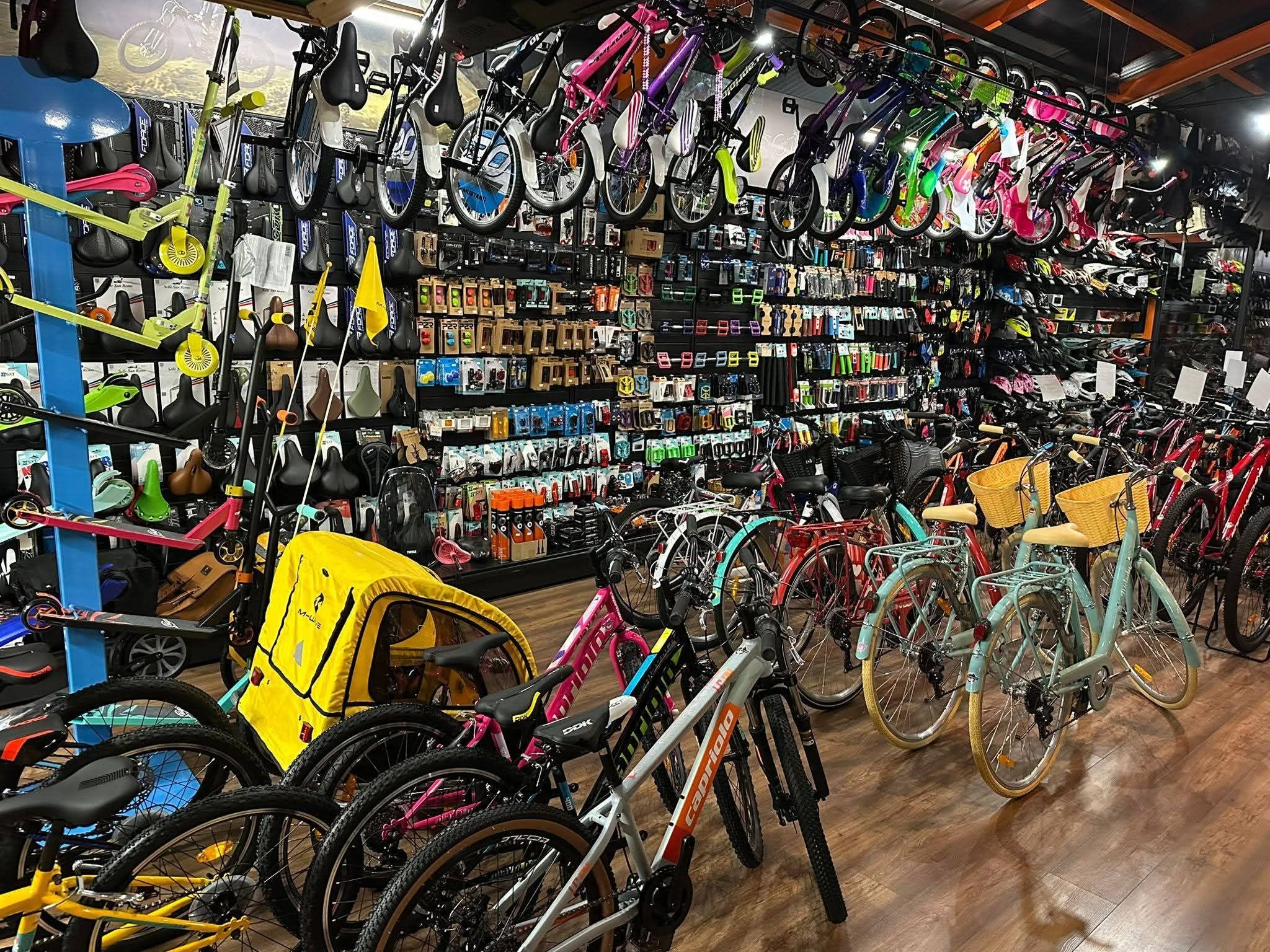 Interiorul magazinului Everest Bike Shop — imaginea 1