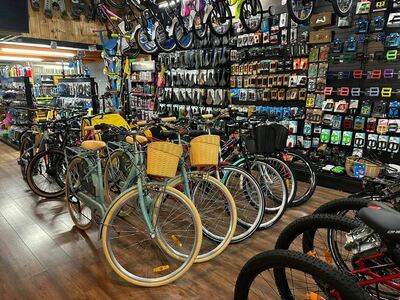 Interiorul magazinului Everest Bike Shop — imaginea 3