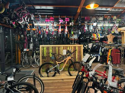 Interiorul magazinului Everest Bike Shop — imaginea 4