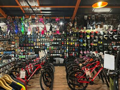 Interiorul magazinului Everest Bike Shop — imaginea 5